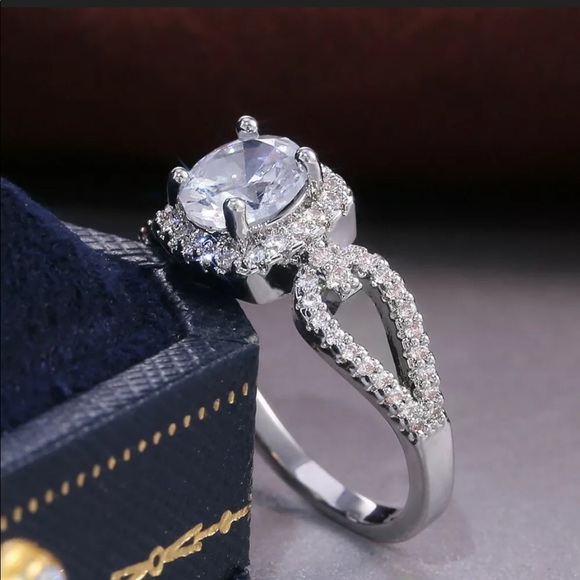 New Women’s 935 Silver Diamond Beautiful Ring - Picture 2 of 8